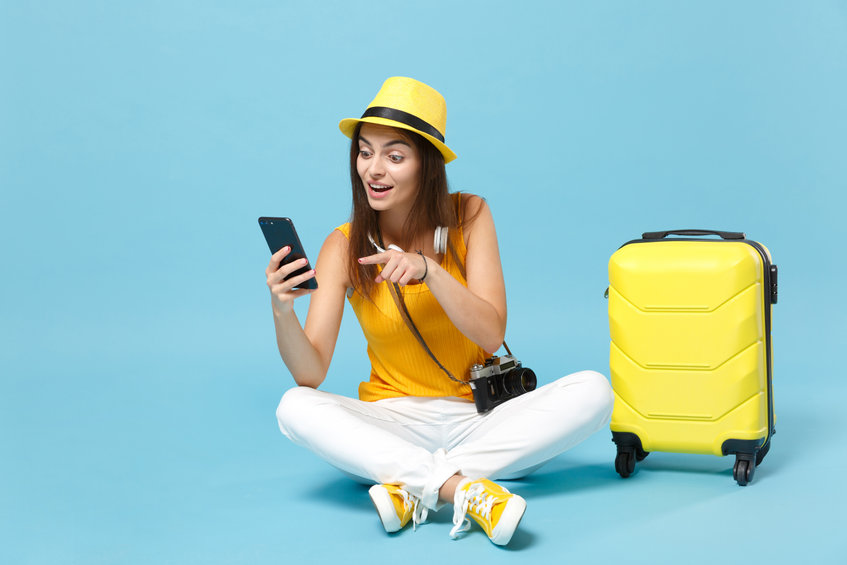 viaggiatore turista donna che utilizza il telefono cellulare con eSIM