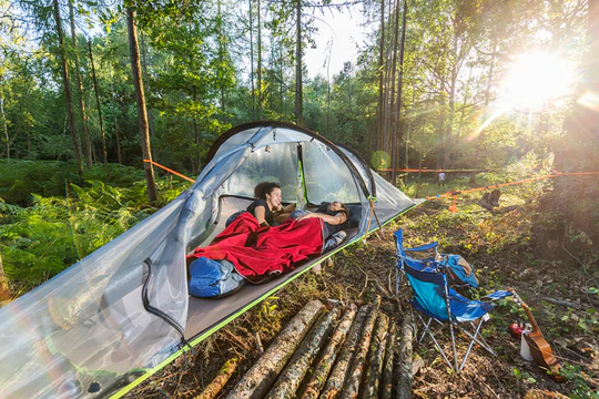 Le donne riposano nella tenda sull'albero