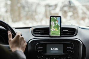 smartphone in macchina con mappe per la navigazione