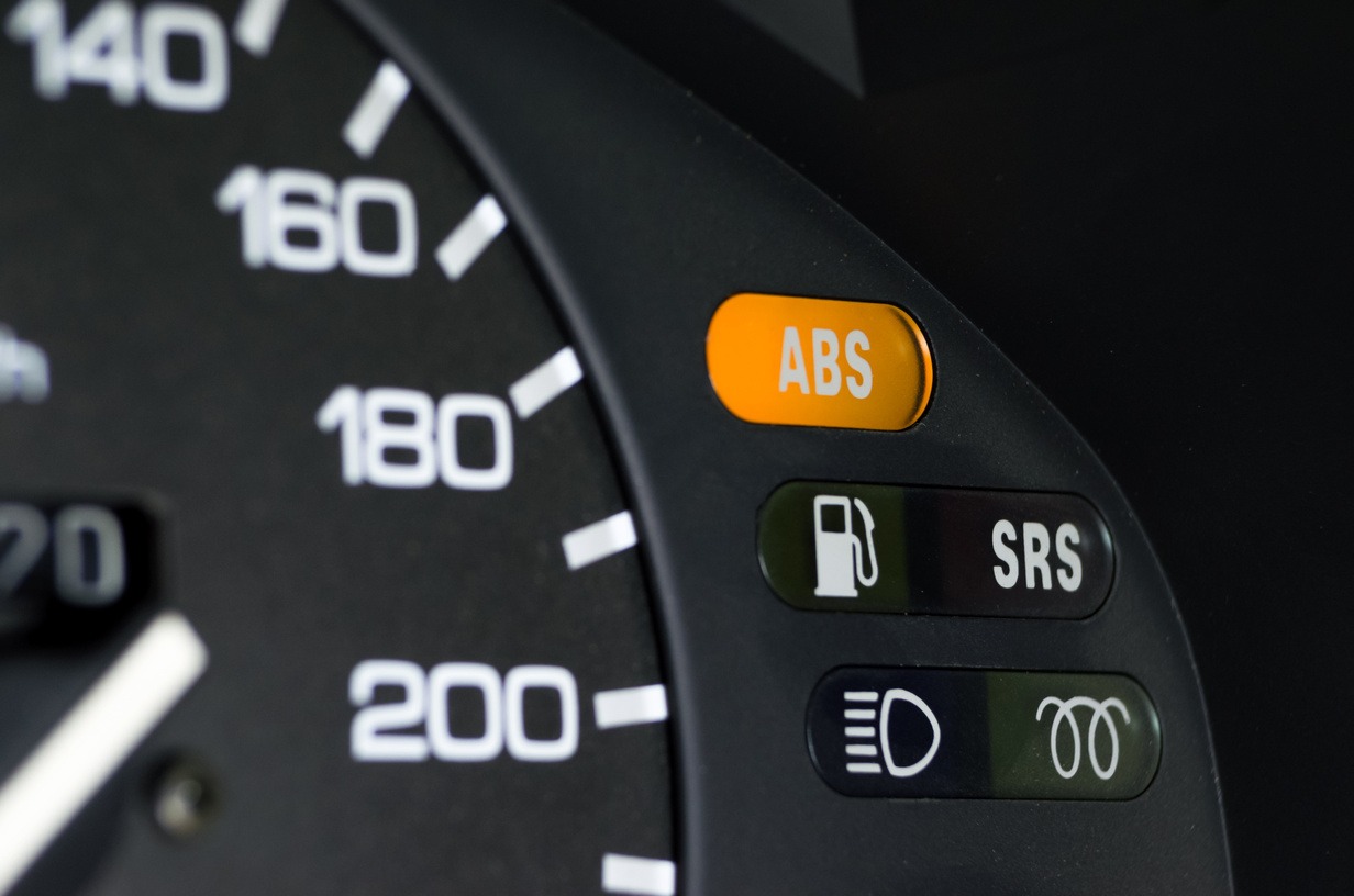 Sensore ABS si illumina in arancione nel cruscotto dell'auto.