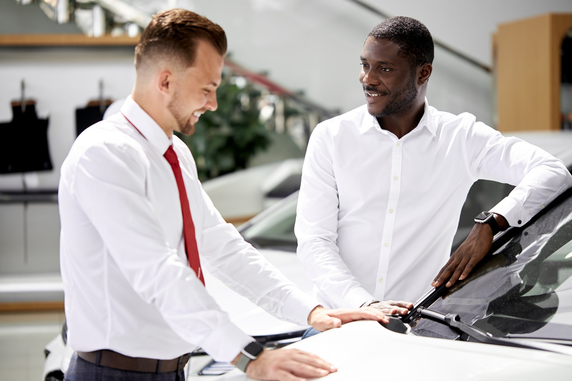 man ask questions about car he is interested on